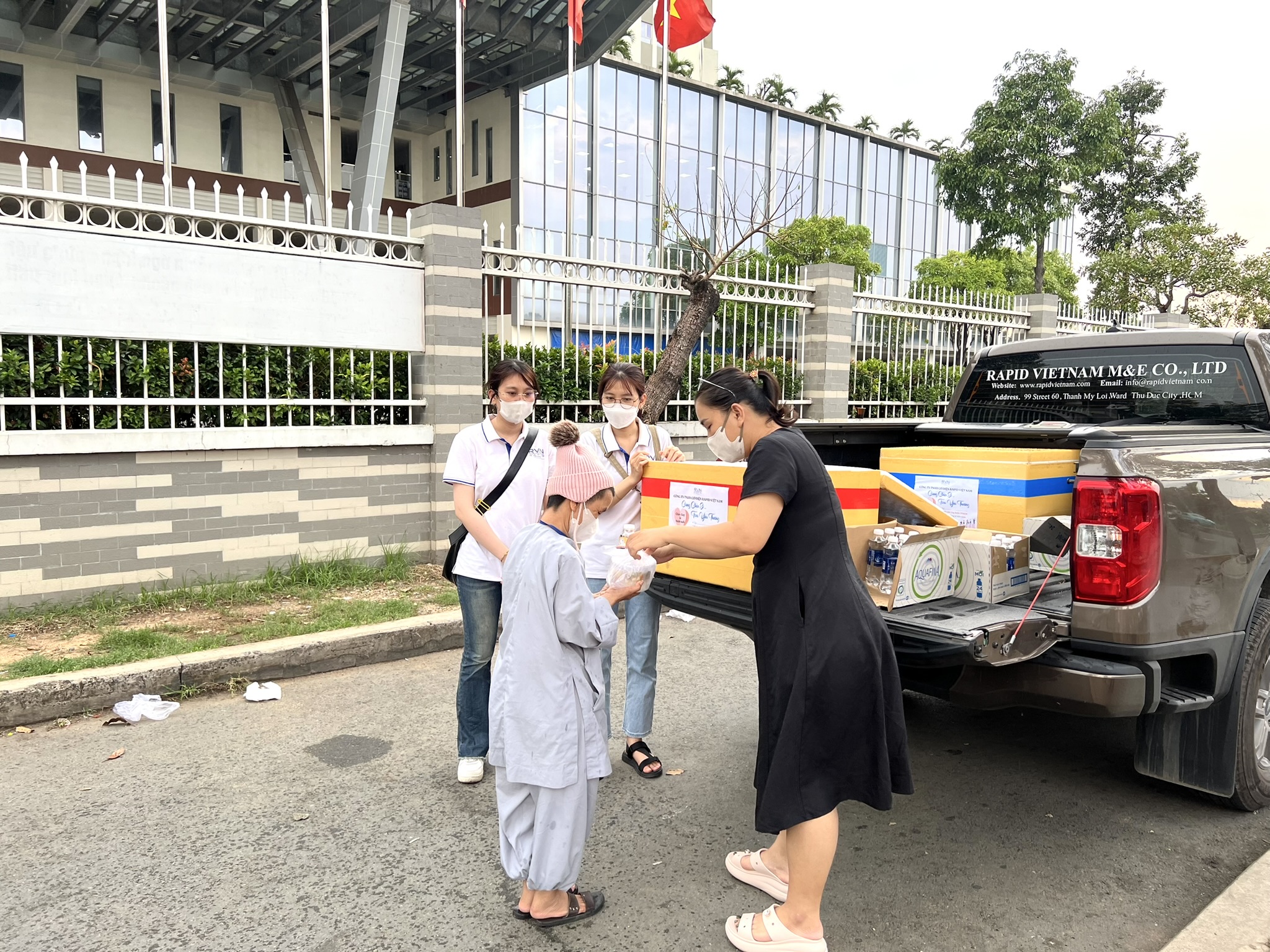 "Sharing To Love" - Giving 100 portions of vegetarian porridge to charity on the occasion of Buddha's Birthday at Oncology Hospital 2 in Ho Chi Minh City